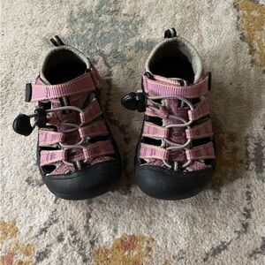 Toddler girl’s Keen sandals. Size 9. Mauve and pink.